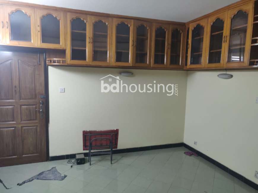 Used 1100 sft Flat Kalabagan Dhanmondi, Apartment/Flats at Kalabagan