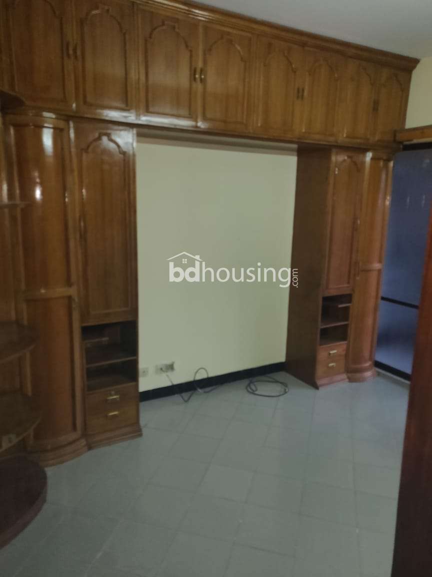 Used 1100 sft Flat Kalabagan Dhanmondi, Apartment/Flats at Kalabagan