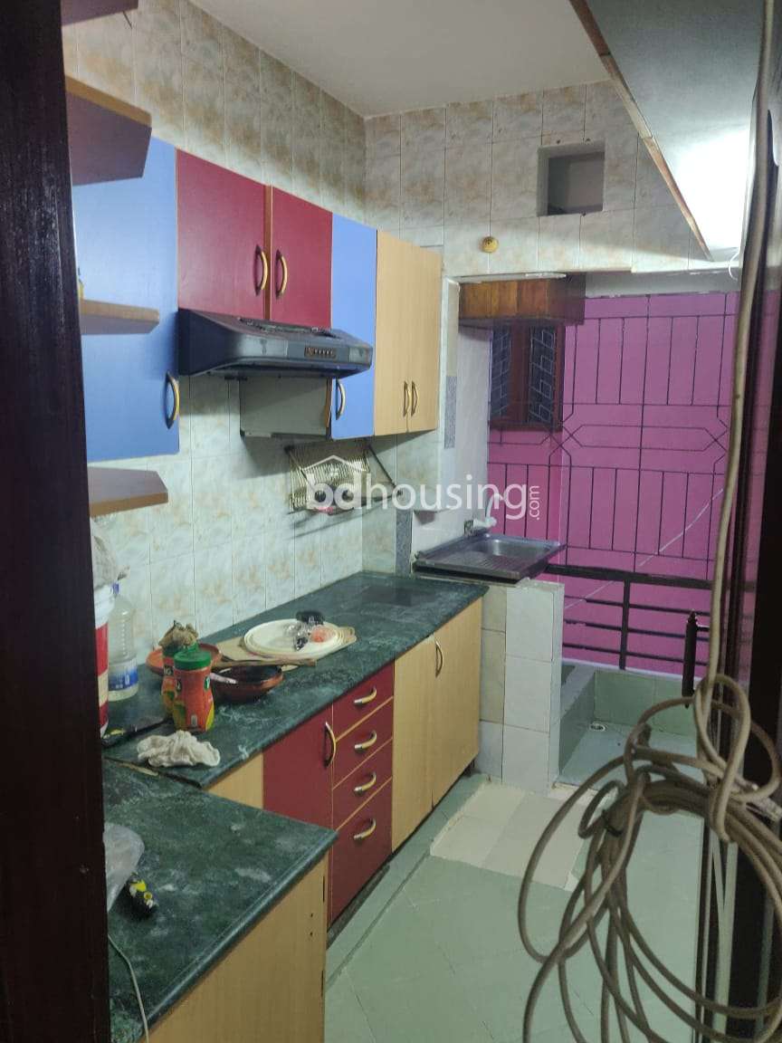 Used 1100 sft Flat Kalabagan Dhanmondi, Apartment/Flats at Kalabagan