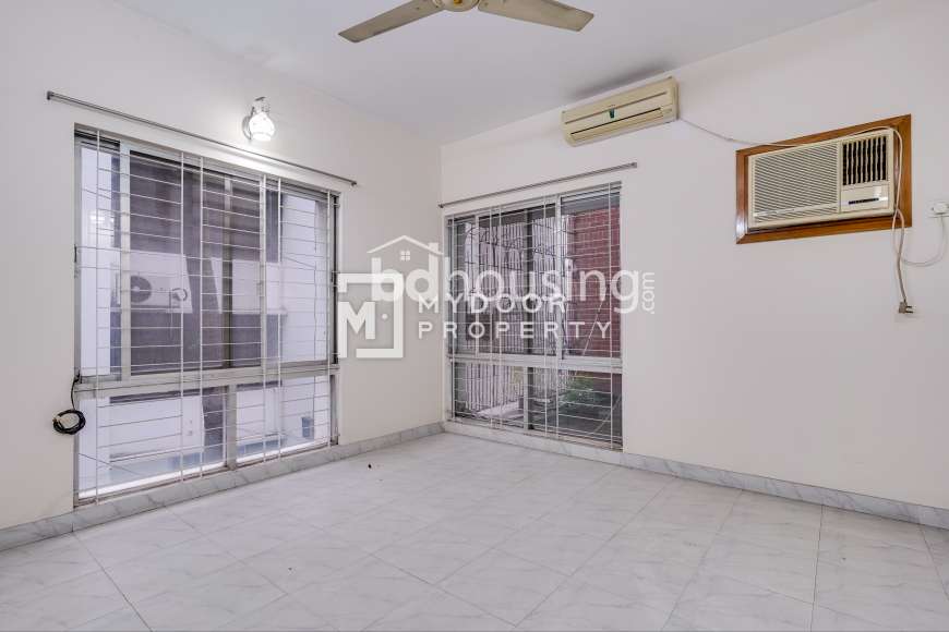 Semi-furnished, Apartment/Flats at Gulshan 01