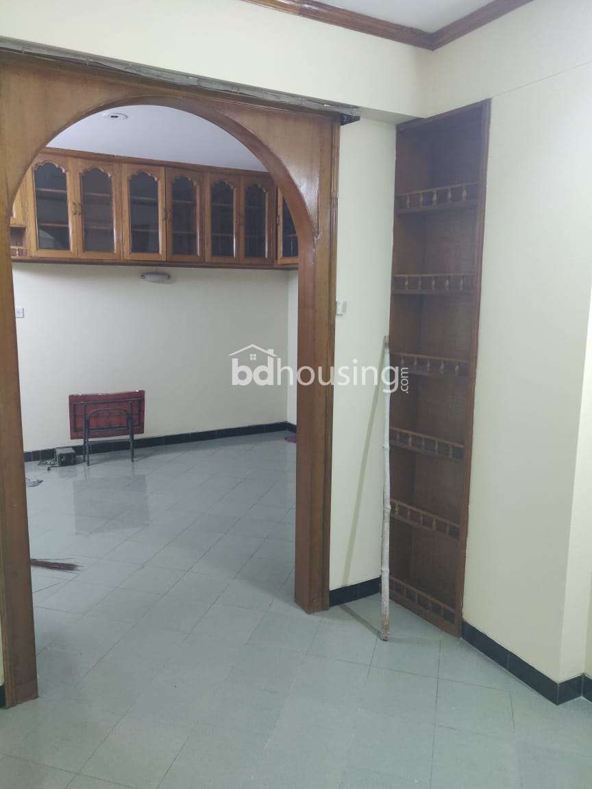 Used 1100 sft Flat Kalabagan Dhanmondi, Apartment/Flats at Kalabagan